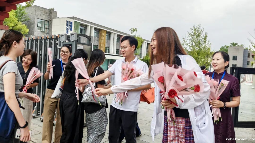 教师节快乐丨深耕教坛育梦,桃李花开有声