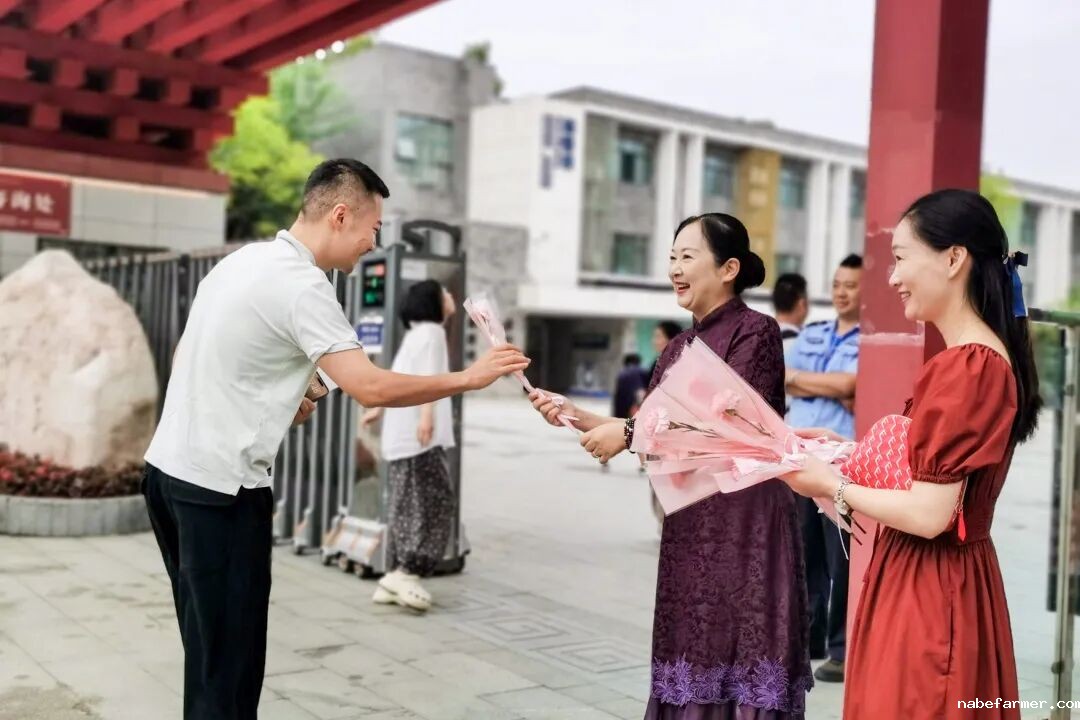 教师节快乐丨深耕教坛育梦,桃李花开有声