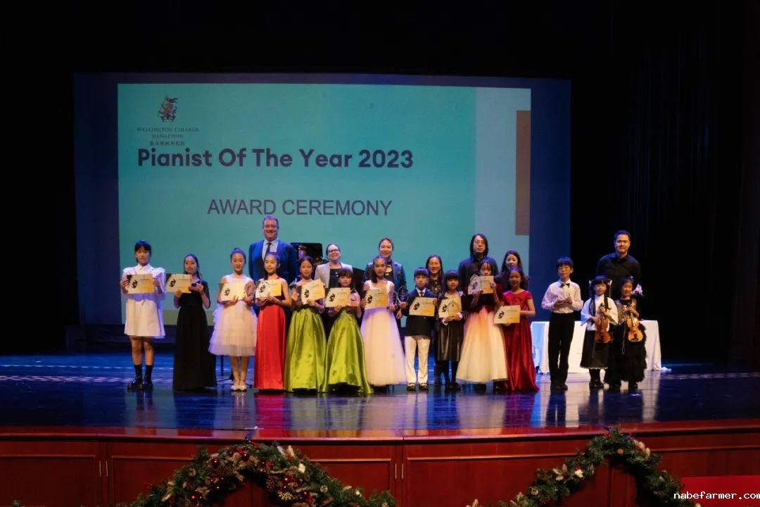 用“黑与白”奏响2023的尾声