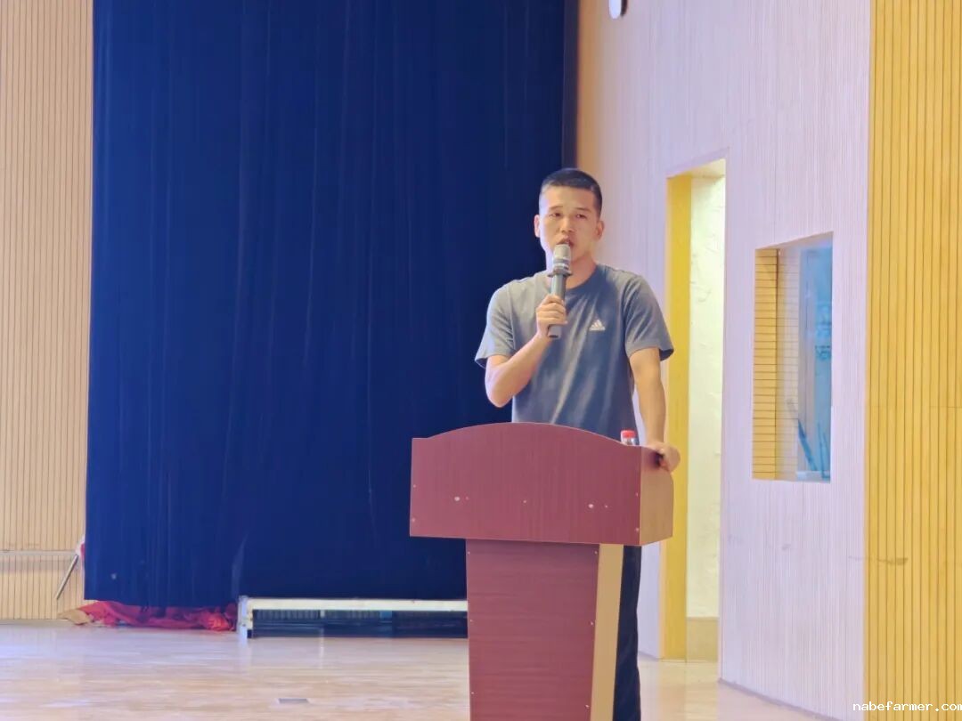 以党建引领铸魂，以AI赋能启智，以实干落实育人